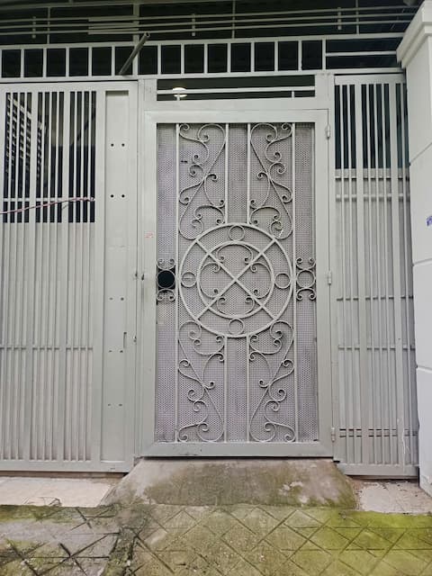 Cửa phòng trọ mặt ngoài trước khi lắp đặt khóa vân tay tại Tây Thạnh Tân Phú.