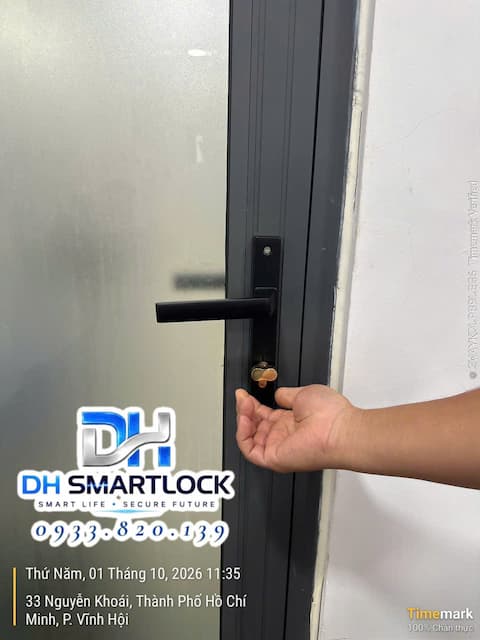 Kiểm tra thao tác đóng mở ổ khóa cửa nhôm mới sau khi thay