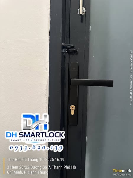 Khóa cơ tay gạt sau khi lắp đặt hoàn thiện cho cửa phòng trọ tại Hạnh Thông Gò Vấp