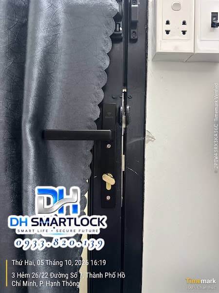 Khóa cơ tay gạt sau khi lắp đặt hoàn thiện cho cửa phòng trọ tại Hạnh Thông Gò Vấp - Mặt trong