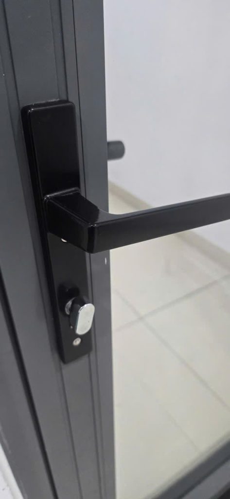 Ổ khóa cửa nhôm cũ mặt trong