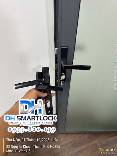 Ổ khóa cửa nhôm mới và ổ khóa cũ được tháo ra sau khi thay khóa cho anh Phương