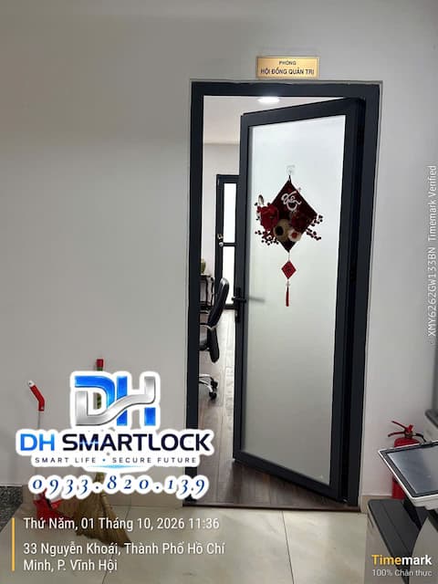 Ổ khóa cửa nhôm mới sau khi lắp đặt hoàn thiện cho anh Phương tại Vĩnh Hội