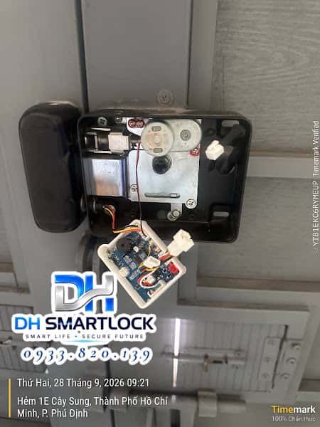 Tháo khóa cổng bị lỗi để kiểm tra và sửa chữa