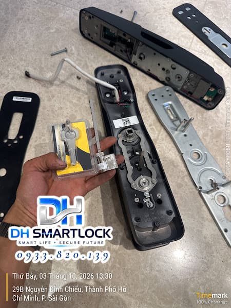 Tháo khóa Yale và kiểm tra chìa khóa cơ sau khi mở khóa