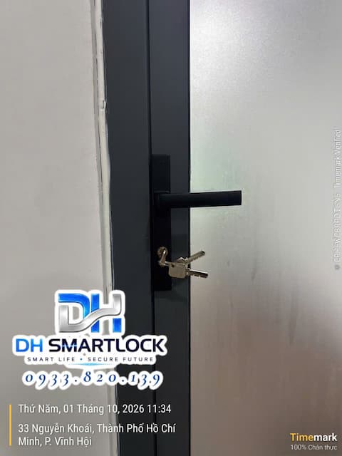 Ổ khóa cửa nhôm mới thay cho ổ khóa cũ bị kẹt tại Nguyễn Khoái, phường Vĩnh Hội