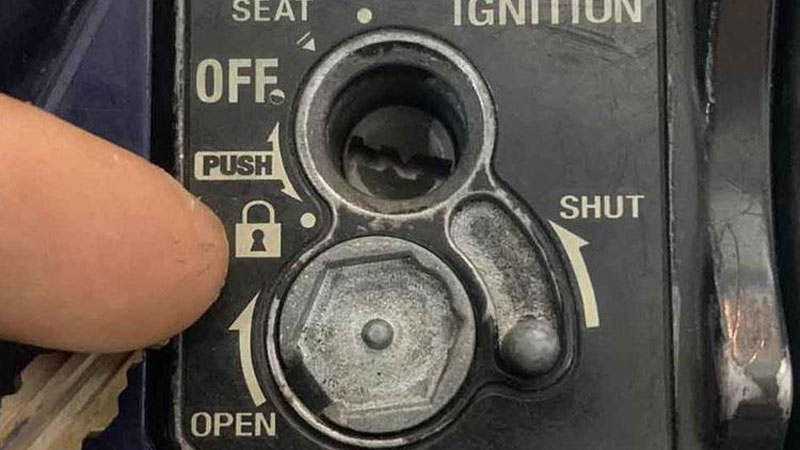 Bảng giá thay ổ khóa xe máy Exciter 150 và 135 mới nhất 2 Kiểm tra tình trạng ổ khóa và xác định loại cần thay