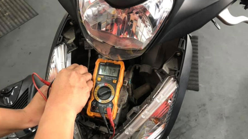 Nguyên nhân xe vision không vặn được khóa và cách xử lý 5 Bình ắc quy xe Vision yếu hoặc hết điện