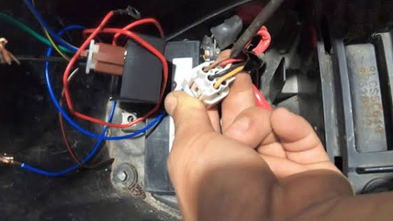 Nguyên nhân xe vision không vặn được khóa và cách xử lý 6 Giắc cắm hoặc dây điện bị lỏng, hư hỏng