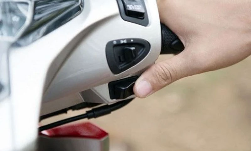 Công tắc phanh hoặc nút đề bị hỏng
