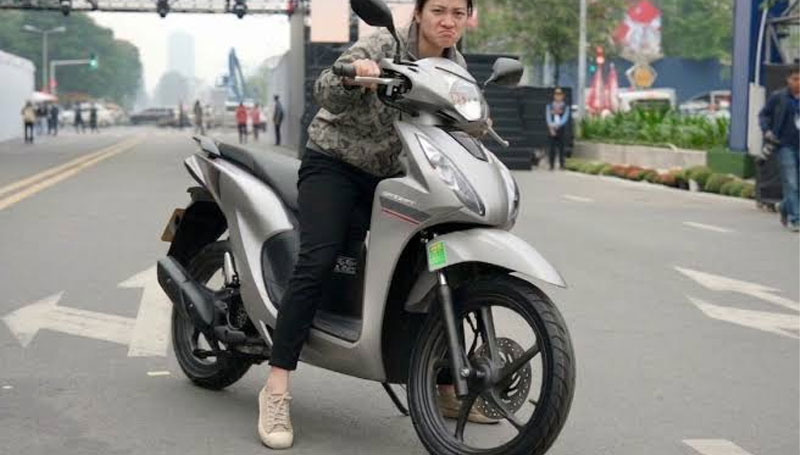Nếu động cơ tắt khi đang chạy, hãy giữ bình tĩnh, giảm tốc và đưa xe sát lề