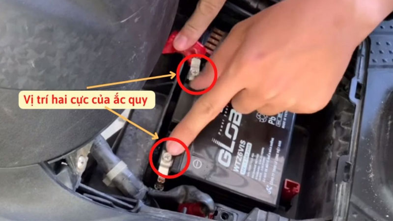 Cọc bình ắc quy bị lỏng hoặc oxy hóa