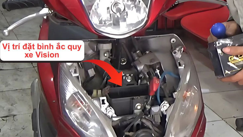 Kiểm tra điện áp bình ắc quy và tình trạng cọc bình